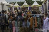 Pengunjung melihat kain batik motif Kaserangan yang dijajakan pada pameran produk UMKM di Kabupaten Serang, Banten, Jumat (11/10/2024). Otoritas Jasa Keuangan (OJK) mencatat penyaluran kredit usaha mikro, kecil dan menengah (UMKM) per Agustus 2024 sebesar Rp1.474 triliun atau tumbuh 4,42 persen secara tahunan atau year on year (yoy) dibandingkan Agustus 2023 yang sebesar Rp1.412 triliun. ANTARA FOTO/Angga Budhiyanto/gp