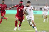 Pesepak bola Timnas Indonesia Ragnar Oratmangoen (kanan) menggiring bola dengan dikawal pesepak bola Timnas Bahrain Waleed Al Hayam (kiri) dalam  laga Grup C putaran ketiga Kualifikasi Piala Dunia 2026 zona Asia di Stadion Nasional Bahrain, Kamis (10/10/2024). Pertandingan berakhir seri 2-2. ANTARA FOTO/HO-PSSI/app/gp