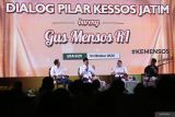 Menteri Sosial Saifullah Yusuf (kedua kiri) menyampaikan sambutan didampingi Deputi Bidang Kependudukan dan Ketenagakerjaan Kementerian PPN/Bappenas Maliki (kiri) dan Pj Gubernur Jawa Timur Adhy Karyono (kedua kanan) serta pakar komunikasi Suko Widodo (kanan) saat Dialog Pilar Kessos bersama Menteri Sosial di Gedung Negara Grahadi, Surabaya, Jawa Timur, Kamis (10/10/2024). Kegiatan yang dihadiri sekitar 827 dari pendamping Program Keluarga Harapan (PKH), Tenaga Kesejahteraan Sosial Kecamatan (TKSK) dan Tagana tersebut sebagai wadah aspirasi antara pilar kesejahteraan sosial  dengan pemerintah pusat dan daerah dalam penanganan kesejahteraan sosial, khususnya di Jawa Timur. ANTARA Jatim/Moch Asim.