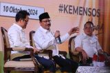 Menteri Sosial Saifullah Yusuf (tengah) menyampaikan sambutan didampingi Deputi Bidang Kependudukan dan Ketenagakerjaan Kementerian PPN/Bappenas Maliki (kiri) dan Pj Gubernur Jawa Timur Adhy Karyono (kanan) saat Dialog Pilar Kessos bersama Menteri Sosial di Gedung Negara Grahadi, Surabaya, Jawa Timur, Kamis (10/10/2024). Kegiatan yang dihadiri sekitar 827 dari pendamping Program Keluarga Harapan (PKH), Tenaga Kesejahteraan Sosial Kecamatan (TKSK) dan Tagana tersebut sebagai wadah aspirasi antara pilar kesejahteraan sosial  dengan pemerintah pusat dan daerah dalam penanganan kesejahteraan sosial, khususnya di Jawa Timur. ANTARA Jatim/Moch Asim.