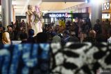 Model memeragakan busana batik saat digelar pameran dan peragaan busana batik bertajuk Kemilau Batik Nusantara di Kota Madiun, Jawa Timur, Jumat (11/10/2024). Kegiatan tersebut untuk memfasilitasi para pelaku usaha dan desainer batik melakukan promosi guna meningkatkan perekonomian masyarakat. Antara Jatim/Siswowidodo/mas.