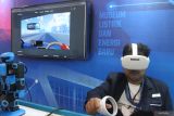 Karyawan memperagakan pemakaian teknologi Virtual Reality (VR) di di stand Museum Listrik dan Energi Baru dalam Pameran Koleksi Museum Indonesia di Malang, Jawa Timur, Sabtu (12/10/2024). Kegiatan dalam rangka memperingati Hari Museum Nasional tersebut diadakan selama tiga hari dan menampilkan ratusan koleksi dari 16 museum antara lain Museum Musik Dunia, Museum Listrik, Museum Huruf. ANTARA Jatim/Ari Bowo Sucipto/mas.