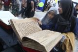 Pengunjung melihat koleksi Al Quran kuno yang yang dipajang di stand Museum Huruf dalam Pameran Koleksi Museum Indonesia di Malang, Jawa Timur, Sabtu (12/10/2024). Kegiatan dalam rangka memperingati Hari Museum Nasional tersebut diadakan selama tiga hari dan menampilkan ratusan koleksi dari 16 museum antara lain Museum Musik Dunia, Museum Listrik, Museum Huruf. ANTARA Jatim/Ari Bowo Sucipto/mas.