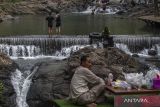 Pengunjung bermain air di Curug Leuwibumi, Kabupaten Pandeglang, Banten, Sabtu (12/10/2024). Berdasarkan data dari Badan Pusat Statistik (BPS) secara kumulatif jumlah perjalanan wisatawan nusantara tujuan Banten pada bulan Januari hingga Agustus 2024 mencapai 31,77 juta perjalanan atau meningkat 14,78 persen dibandingkan periode yang sama tahun 2023, sementara kunjungan wisatawan mancanegara mencapai 1.636.034 kunjungan atau meningkat 33,86 persen dari tahun sebelumnya. ANTARA FOTO/Angga Budhiyanto/gp