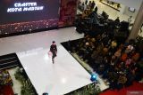 Model memeragakan busana batik saat digelar pameran dan peragaan busana batik bertajuk Kemilau Batik Nusantara di Kota Madiun, Jawa Timur, Jumat (11/10/2024). Kegiatan tersebut untuk memfasilitasi para pelaku usaha dan desainer batik melakukan promosi guna meningkatkan perekonomian masyarakat. Antara Jatim/Siswowidodo/mas.