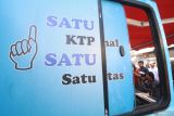 Warga antre melakukan aktivasi Identitas Kependudukan Digital (IKD) pada mobil layanan kependudukan keliling di Kota Kediri, Jawa Timur, Minggu (13/10/2024). Pemerintah daerah setempat mengoperasikan mobil layanan keliling ke sejumlah tempat keramaian guna membantu warga mendapatkan layanan kependudukan diantaranya aktivasi IKD sebagai upaya mempercepat transformasi KTP Digital. Antara Jatim/Prasetia Fauzani/um