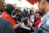 Warga antre melakukan aktivasi Identitas Kependudukan Digital (IKD) pada mobil layanan kependudukan keliling di Kota Kediri, Jawa Timur, Minggu (13/10/2024). Pemerintah daerah setempat mengoperasikan mobil layanan keliling ke sejumlah tempat keramaian guna membantu warga mendapatkan layanan kependudukan diantaranya aktivasi IKD sebagai upaya mempercepat transformasi KTP Digital. Antara Jatim/Prasetia Fauzani/um