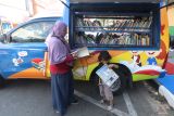 Warga memilih buku koleksi mobil perpustakaan keliling secara gratis di Jl Doho, Kota Kediri, Jawa Timur, Minggu (13/10/2024). Pemerintah Kota Kediri mengoperasikan sejumlah mobil perpustakaan keliling di berbagai titik keramaian guna menyediakan bahan bacaan bermutu sebagai upaya mendorong minat baca masyarakat. Antara Jatim/Prasetia Fauzani/um