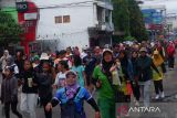 Ribuan peserta mengikuti jalan sehat yang diinisiasi Pemerintah Kota Pontianak di Pontianak, Kalimantan Barat, Minggu (13/10/2024).Jalan sehat tersebut digelar untuk memperingati HUT ke-253 Kota Pontianak sekaligus mengajak masyarakat untuk hidup sehat. Antara Kalbar/Edo Saputra/Jhw