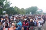 Ribuan peserta mengikuti jalan sehat yang diinisiasi Pemerintah Kota Pontianak di Pontianak, Kalimantan Barat, Minggu (13/10/2024).Jalan sehat tersebut digelar untuk memperingati HUT ke-253 Kota Pontianak sekaligus mengajak masyarakat untuk hidup sehat. Antara Kalbar/Edo Saputra/Jhw