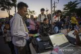 Warga melakukan perekaman data Kartu Tanda Penduduk Elektronik (E-KTP) saat pelaksanaan layanan jemput bola dengan menggunakan mobil pelayanan adminduk keliling di Alun-alun Indramayu, Jawa Barat, Sabtu (12/10/2024). Pelayanan jemput bola yang dilakukan pada sore hingga malam hari itu guna mempermudah dan mempercepat masyarakat dalam memperoleh dokumen kependudukan dengan menyasar pemilih pemula untuk kebutuhan Pilkada Serentak. ANTARA FOTO/Dedhez Anggara/agr