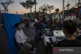 Warga melakukan perekaman data Kartu Tanda Penduduk Elektronik (E-KTP) saat pelaksanaan layanan jemput bola dengan menggunakan mobil pelayanan adminduk keliling di Alun-alun Indramayu, Jawa Barat, Sabtu (12/10/2024). Pelayanan jemput bola yang dilakukan pada sore hingga malam hari itu guna mempermudah dan mempercepat masyarakat dalam memperoleh dokumen kependudukan dengan menyasar pemilih pemula untuk kebutuhan Pilkada Serentak. ANTARA FOTO/Dedhez Anggara/agr