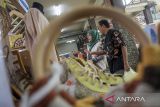 Pengunjung melihat pakaian yang dijual di Pasar Minggon Industri dan Perdagangan (Pasamoan) Jabar 2024 di Padalarang, Kabupaten Bandung Barat, Jawa Barat, Sabtu (12/10/2024). Kegiatan yang digelar Dinas Perindustrian dan Perdagangan (Disperindag) Provinsi Jawa Barat tersebut untuk memperluas jangkauan pasar, mempromosikan produk unggulan dari pelaku usaha dan UMKM serta upaya mendukung pengembangan sektor industri dan perdagangan di Jawa Barat. ANTARA FOTO/Abdan Syakura/agr