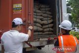 Petugas menutup pintu truk yang mengangkut kopi saat pelepasan ekspor kopi Jawa Barat di Padalarang, Kabupaten Bandung Barat, Jawa Barat, Sabtu (12/10/2024). Pemerintah Daerah Provinsi Jawa Barat melepas ekspor 19,2 ton kopi arabica hasil produksi Kelompok Tani Kopi Wanoja senilai 2.000 dolar AS ke Arab Saudi dan 360 kilogram kopi arabica hasil produksi GravFarm senilai 4.600 dolar AS ke Belanda. ANTARA FOTO/Abdan Syakura/agr