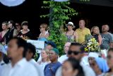 Warga dan wisatawan mancanegara mengikuti kegiatan peringatan 22 tahun tragedi bom Bali di Monumen Bom Bali, Badung, Bali, Sabtu (12/10/2024). Kegiatan tersebut untuk mendoakan dan mengenang para korban dalam peristiwa tragedi bom Bali yang menewaskan 202 orang pada tahun 2002. ANTARA FOTO/Fikri Yusuf/wsj.