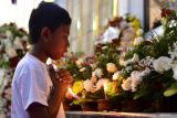 Seorang anak berdoa saat peringatan 22 tahun tragedi bom Bali di Monumen Bom Bali, Badung, Bali, Sabtu (12/10/2024). Kegiatan tersebut untuk mendoakan dan mengenang para korban dalam peristiwa tragedi bom Bali yang menewaskan 202 orang pada tahun 2002. ANTARA FOTO/Fikri Yusuf/wsj.