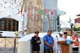 Pemuka lintas agama memimpin doa bersama saat peringatan 22 tahun tragedi bom Bali di Monumen Bom Bali, Badung, Bali, Sabtu (12/10/2024). Kegiatan tersebut  untuk mendoakan dan mengenang para korban dalam peristiwa tragedi bom Bali yang menewaskan 202 orang pada tahun 2002. ANTARA FOTO/Fikri Yusuf/wsj.