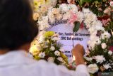 Warga berdoa saat peringatan 22 tahun tragedi bom Bali di Monumen Bom Bali, Badung, Bali, Sabtu (12/10/2024). Kegiatan tersebut untuk mendoakan dan mengenang para korban dalam peristiwa tragedi bom Bali yang menewaskan 202 orang pada tahun 2002. ANTARA FOTO/Fikri Yusuf/wsj.