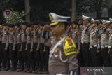 Personel kepolisian mengikuti Apel Gelar Pasukan Operasi Zebra Maung 2024 di Polda Banten, Kota Serang, Banten, Senin (14/10/2024). Operasi yang digelar serentak di seluruh wilayah hukum Polda Banten pada 14-27 Oktober 2024 tersebut bertujuan untuk menciptakan keamanan, keselamatan, ketertiban, kelancaran (Kamseltibcar) dalam berlalu lintas di jalan raya. ANTARA FOTO/Angga Budhiyanto/gp