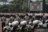 Personel kepolisian mengikuti Apel Gelar Pasukan Operasi Zebra Maung 2024 di Polda Banten, Kota Serang, Banten, Senin (14/10/2024). Operasi yang digelar serentak di seluruh wilayah hukum Polda Banten pada 14-27 Oktober 2024 tersebut bertujuan untuk menciptakan keamanan, keselamatan, ketertiban, kelancaran (Kamseltibcar) dalam berlalu lintas di jalan raya. ANTARA FOTO/Angga Budhiyanto/gp