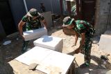 Dua anggota TNI menata bata ringan saat bedah rumah pada kegiatan TNI Manunggal Membangun Desa (TMMD) Ke-122 di Desa Pagung, Kabupaten Kediri, Jawa Timur, Senin (14/10/2024). Bedah rumah sebanyak 20 unit di kawasan pegunungan wilis tersebut sebagai upaya membantu meningkatkan kesejahteraan masyarakat kurang mampu agar memiliki rumah layak huni. ANTARA Jatim/Prasetia Fauzani/mas.