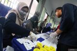 Petugas Badan Narkotika Nasional (BNN) memeriksa urine guru saat monitoring penggunaan narkoba psikotropika dan zat adiktif lainnya di Dinas Pendidikan, Kota Kediri, Jawa Timur, Senin (14/10/2024). Tes urine guru tingkat TK hingga SD se-Kota Kediri tersebut merupakan upaya mencegah penyalahgunaan narkoba kepada ujung tombak dunia pendidikan. ANTARA Jatim/Prasetia Fauzani/mas.