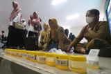 Sejumlah guru menunggu hasil pemeriksaan saat monitoring penggunaan narkoba psikotropika dan zat adiktif lainnya di Dinas Pendidikan, Kota Kediri, Jawa Timur, Senin (14/10/2024). Tes urine guru tingkat TK hingga SD se-Kota Kediri tersebut merupakan upaya mencegah penyalahgunaan narkoba kepada ujung tombak dunia pendidikan. ANTARA Jatim/Prasetia Fauzani/mas.