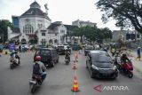 Sejumlah kendaraan melintas saat diberlakukan pengalihan arus lalu lintas di kawasan Jalan Stasiun Kereta Api, Medan, Sumatera Utara, Senin (14/10/2024). Pemko Medan melakukan pengalihan arus lalu lintas di ruas Jalan Stasiun Kereta Api (depan Lapangan Merdeka) yang diberlakukan hingga 31 Oktober 2024 karena adanya pekerjaan Long Storage Lapangan Merdeka dan Overpass Stasiun Medan. ANTARA FOTO/Fransisco Carolio