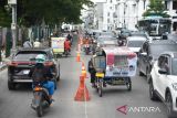 Sejumlah kendaraan melintas saat diberlakukan pengalihan arus lalu lintas di kawasan Jalan Stasiun Kereta Api, Medan, Sumatera Utara, Senin (14/10/2024). Pemko Medan melakukan pengalihan arus lalu lintas di ruas Jalan Stasiun Kereta Api (depan Lapangan Merdeka) yang diberlakukan hingga 31 Oktober 2024 karena adanya pekerjaan Long Storage Lapangan Merdeka dan Overpass Stasiun Medan. ANTARA FOTO/Fransisco Carolio