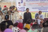 Calon Wakil Gubernur Jawa Barat nomor urut tiga Ilham Habibie (kanan) bersama Calon Bupati Indramayu Lucky Hakim (kedua kanan) berdialog dengan nelayan saat kampanye di kampung nelayan Pabean Udik, Indramayu, Jawa Barat, Senin (14/10/2024). Dalam kampanye tersebut Ilham Habibie berdialog dan menyerap aspirasi nelayan terkait pendidikan dan kesejahteraan nelayan di pesisir Indramayu. ANTARA FOTO/Dedhez Anggara/agr
