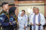 Kepala Badan Narkotika Nasional (BNN) Komjen Pol Marthinus Hukom (kanan) berbincang dengan Duta Anti Narkotika Kabupaten Sidoarjo saat kunjungan kerja di Universitas Negeri Surabaya (Unesa), Surabaya, Jawa Timur, Senin (14/10/2024). Dalam kunjungan kerja kersebut Kepala BNN menandatangani nota kesepahaman (MoU) Pencegahan dan pemberantasan penyalahgunaan dan peredaran gelap narkotika dan prekursor narkotika melalui tridarma perguruan tinggi, meresmikan program sosialisasi 100 sekolah dan rehab sosial rawat jalan Unesa serta memberikan kuliah umum dengan tema Pencegahan, Pemberantasan, Penyalahgunaan, dan Peredaran Gelap Narkoba (P4GN). ANTARA Jatim/Rizal Hanafi/mas.