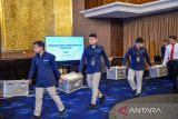 Petugas membawa barang bukti berupa uang palsu untuk dimusnahkan di Kantor Perwakilan Wilayah Bank Indonesia Jawa Barat, Bandung, Jawa Barat, Senin (14/10/2024). Bank Indonesia Perwakilan Wilayah Jawa Barat memusnahkan sebanyak 93.967 lembar uang palsu atau sekitar lebih dari Rp7 miliar atas kasus yang terungkap sejak Juli 2019 hingga Juli 2024 di berbagai wilayah di Jawa Barat. ANTARA FOTO/Raisan Al Farisi/agr
