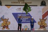 Pj Gubernur Jawa Barat Bey Machmudin (kiri) didampingi  Chef de Mission (CdM) kontingen NPCI Jawa Barat, Katarina Endang (kanan) mengibarkan bendera Jawa Barat saat Penerimaan dan Pembubaran Kontingen Jawa Barat untuk Peparnas XVII-Solo 2024 di Gedung Sate, Bandung, Jawa Barat, Senin (14/10/2024). Pemerintah Jawa Barat memberikan bonus apresiasi kepada seluruh atlet kontingen Jawa Barat yang berhasil meraih peringkat kedua dengan total meraih 354 medali yang terdiri dari 120 emas, 116 perak, dan 118 perunggu pada Peparnas XVII 2024 di Solo. ANTARA FOTO/Novrian Arbi/agr