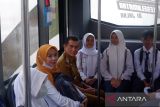 Penjabat Wali Kota Pontianak Ani Sofian (ketiga kiri) berbincang dengan guru dan siswa saat menaiki Bus Rapid Transit setelah diluncurkan di Pontianak, Kalimantan Barat, Senin (14/10/2024).Pemerintah Kota Pontianak mengoperasikan dua unit BRT di Pontianak Barat dan Pontianak Kota untuk memudahkan siswa berangkat dari rumah menuju sekolah sekaligus utk mengurangi kemacetan di pagi hari. Antara Kalbar/Edo Saputra/Jhw

