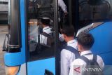 Siswa menaiki Bus Rapid Transi (BRT) di halte bis SMKN 4  Pontianak, Kalimantan Barat, Senin (14/10/2024).Pemerintah Kota Pontianak mengoperasikan dua unit BRT di Pontianak Barat dan Pontianak Kota untuk memudahkan siswa berangkat dari rumah menuju sekolah sekaligus utk mengurangi kemacetan di pagi hari. Antara Kalbar/Edo Saputra/Jhw