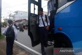 


Tiga siswa turun dari Bus Rapid Transit di Pontianak, Kalimantan Barat, Senin (14/10/2024). Pemerintah Kota Pontianak mengoperasikan dua unit BRT di Pontianak Barat dan Pontianak Kota untuk memudahkan siswa berangkat dari rumah menuju sekolah sekaligus utk mengurangi kemacetan di pagi hari. Antara Kalbar/Edo Saputra/Jhw