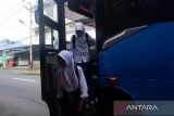 Dua siswi turun dari Bus Rapid Transit di Pontianak, Kalimantan Barat, Senin (14/10/2024). Pemerintah Kota Pontianak mengoperasikan dua unit BRT di Pontianak Barat dan Pontianak Kota untuk memudahkan siswa berangkat dari rumah menuju sekolah sekaligus utk mengurangi kemacetan di pagi hari. Antara Kalbar/Edo Saputra/Jhw





