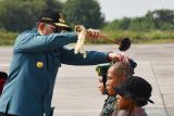 Pj Gubernur Jawa Timur Adhy Karyono (kiri) menyiramkan air kembang pada perwakilan taruna saat Upacara Pembaretan SMA Negeri Taruna se-Jawa Timur di Lanud Iswahjudi, Magetan, Jawa Timur, Selasa (15/10/2024). Sebanyak 1.150 taruna dari SMA Negeri Taruna se-Jawa Timur terdiri SMAN Taruna Nala, SMAN 3 Taruna Angkasa, SMAN 5 Taruna Brawijaya, SMAN 2 Taruna Bhayangkara dan SMAN Taruna Madani yang telah selesai mengikuti pendidikan dasarnya mengikuti prosesi pembaretan tersebut. Antara Jatim/Siswowidodo/um 