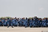 Sejumlah taruna melakukan yel-yel seusai Upacara Pembaretan SMA Negeri Taruna se-Jawa Timur di Lanud Iswahjudi, Magetan, Jawa Timur, Selasa (15/10/2024). Sebanyak 1.150 taruna dari SMA Negeri Taruna se-Jawa Timur terdiri SMAN Taruna Nala, SMAN 3 Taruna Angkasa, SMAN 5 Taruna Brawijaya, SMAN 2 Taruna Bhayangkara dan SMAN Taruna Madani yang telah selesai mengikuti pendidikan dasarnya mengikuti prosesi pembaretan tersebut. Antara Jatim/Siswowidodo/um 