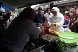 Calon Gubernur Jawa Timur nomor urut dua Khofifah Indar Parawansa (kedua kanan) berbincang dengan pedagang saat berkampanye di pasar tradisional di Jalan Jepara, Surabaya, Jawa Timur, Selasa (15/10/2024). Dalam kampanye tersebut Khofifah berdialog untuk menyerap aspirasi pedagang sekaligus membeli barang dagangan mereka. Antara Jatim/Didik Suhartono/um