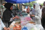 Calon Gubernur Jawa Timur nomor urut dua Khofifah Indar Parawansa (kanan)  berbincang dengan pedagang saat berkampanye di pasar tradisional di Jalan Jepara, Surabaya, Jawa Timur, Selasa (15/10/2024). Dalam kampanye tersebut Khofifah berdialog untuk menyerap aspirasi pedagang sekaligus membeli barang dagangan mereka. Antara Jatim/Didik Suhartono/um