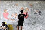 Seniman melukis dinding dalam Lomba Mural di pelataran parkir Malang Town Square, Jawa Timur, Selasa (15/10/2024). Lomba mural bertema vintage tersebut diikuti sekitar 60 peserta dan diadakan untuk memperindah ruang sekaligus memberi wadah bagi seniman muda dalam mengekspresikan identitas historis kota Malang ke dalam lukisan. Antara Jatim/Ari Bowo Sucipto/um