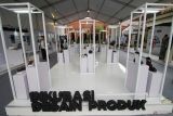 Pengunjung melihat pameran inkubasi 5 subsektor ekraf di Halaman Pendopo Sabha Kridatama, Rumah Rakyat Kota Mojokerto, Jawa Timur, Selasa (15/10/2024). Kota Mojokerto menjadi pusat perhatian nasional dengan penyelenggaraan showcase hasil inkubasi 5 subsektor ekonomi kreatif yang menampilkan karya-karya unggulan dari subsektor desain arsitektur & interior, desain komunikasi visual, fesyen, kriya, dan desain produk. Antara Jatim/Umarul Faruq