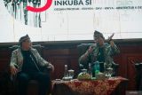 Menteri Pariwisata dan Ekonomi Kreatif Sandiaga Salahuddin Uno (kanan) memberikan pemaparan disaksikan Penjabat Gubernur Jawa Timur Adhy Karyono (kiri) saat pameran inkubasi 5 subsektor ekraf di Halaman Pendopo Sabha Kridatama, Rumah Rakyat Kota Mojokerto, Jawa Timur, Selasa (15/10/2024). Kota Mojokerto menjadi pusat perhatian nasional dengan penyelenggaraan showcase hasil inkubasi 5 subsektor ekonomi kreatif yang menampilkan karya-karya unggulan dari subsektor desain arsitektur & interior, desain komunikasi visual, fesyen, kriya, dan desain produk. Antara Jatim/Umarul Faruq