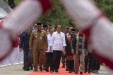 Presiden Joko Widodo (tengah) didampingi Kepala Badan Intelijen Negara (BIN) Budi Gunawan (kanan) dan Pj Gubernur Aceh Safrizal (kiri) berjalan untuk peresmian Gedung Aneuk Muda Aceh Unggul dan Hebat (AMANAH) di Kawasan Industri Aceh (KIA) Ladong, Aceh Besar, Aceh, Selasa (15/10/2024). Presiden Joko Widodo meresmikan Gedung AMANAH Aceh yang multifungsi yakni sebagai wadah pengembangan diri serta peningkatan kapasitas sumber daya manusia meliputi bidang kreatif, riset dan teknologi, kewirausahaan, industri kreatif, pertanian, pendidikan, literasi, seni, budaya dan bahasa. ANTARA FOTO/Khalis Surry