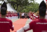 Presiden Joko Widodo (tengah) didampingi Kepala Badan Intelijen Negara (BIN) Budi Gunawan (kanan) dan Pj Gubernur Aceh Safrizal (kiri) berjalan untuk peresmian Gedung Aneuk Muda Aceh Unggul dan Hebat (AMANAH) di Kawasan Industri Aceh (KIA) Ladong, Aceh Besar, Aceh, Selasa (15/10/2024). Presiden Joko Widodo meresmikan Gedung AMANAH Aceh yang multifungsi yakni sebagai wadah pengembangan diri serta peningkatan kapasitas sumber daya manusia meliputi bidang kreatif, riset dan teknologi, kewirausahaan, industri kreatif, pertanian, pendidikan, literasi, seni, budaya dan bahasa. ANTARA FOTO/Khalis Surry