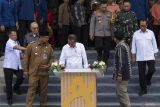 Presiden Joko Widodo (tenga) saat menandatangani prasasti peresmian Gedung Aneuk Muda Aceh Unggul dan Hebat (AMANAH) di Kawasan Industri Aceh (KIA) Ladong, Aceh Besar, Aceh, Selasa (15/10/2024). Presiden Joko Widodo meresmikan Gedung AMANAH Aceh yang multifungsi sebagai wadah pengembangan diri serta peningkatan kapasitas sumber daya manusia meliputi bidang kreatif, riset dan teknologi, kewirausahaan, industri kreatif, pertanian, pendidikan, literasi, seni, budaya dan bahasa. ANTARA FOTO/Khalis Surry