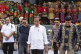 Presiden Joko Widodo (tengah) berjalan keluar gedung usai peresmian Gedung Aneuk Muda Aceh Unggul dan Hebat (AMANAH) di Kawasan Industri Aceh (KIA) Ladong, Aceh Besar, Aceh, Selasa (15/10/2024). Presiden Joko Widodo meresmikan Gedung AMANAH Aceh yang multifungsi yakni sebagai wadah pengembangan diri serta peningkatan kapasitas sumber daya manusia meliputi bidang kreatif, riset dan teknologi, kewirausahaan, industri kreatif, pertanian, pendidikan, literasi, seni, budaya dan bahasa. ANTARA FOTO/Khalis Surry