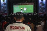 Warga menyaksikan pertandingan Timnas Indonesia melawan Timnas China pada pertandingan putaran ketiga kualifikasi Piala Dunia 2026 zona Asia Grup C saat nonton bareng (nobar) di halaman GOR Segiri Samarinda, Kalimantan Timur, Selasa (15/10/2024). Pemerintah setempat menyelenggarakan nonton bareng guna memfasilitasi antusiasme masyarakat untuk mendukung Timnas Indonesia berlaga. Antara Kaltim/M Risyal Hidayat