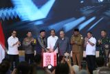 Presiden Joko Widodo (keempat kiri) bersama Kepala Badan Intelijen Negara (BIN) Budi Gunawan (ketiga kiri) dan Wali Nanggroe Aceh Tgk Malik Mahmud Al Haytar (keempat kanan) menekan tombol saat peresmian Gedung Aneuk Muda Aceh Unggul dan Hebat (AMANAH) di Kawasan Industri Aceh (KIA) Ladong, Aceh Besar, Aceh, Selasa (15/10/2024). Presiden Joko Widodo meresmikan Gedung AMANAH Aceh yang multifungsi yakni sebagai wadah pengembangan diri serta peningkatan kapasitas sumber daya manusia meliputi bidang kreatif, riset dan teknologi, kewirausahaan, industri kreatif, pertanian, pendidikan, literasi, seni, budaya dan bahasa. ANTARA FOTO/Khalis Surry